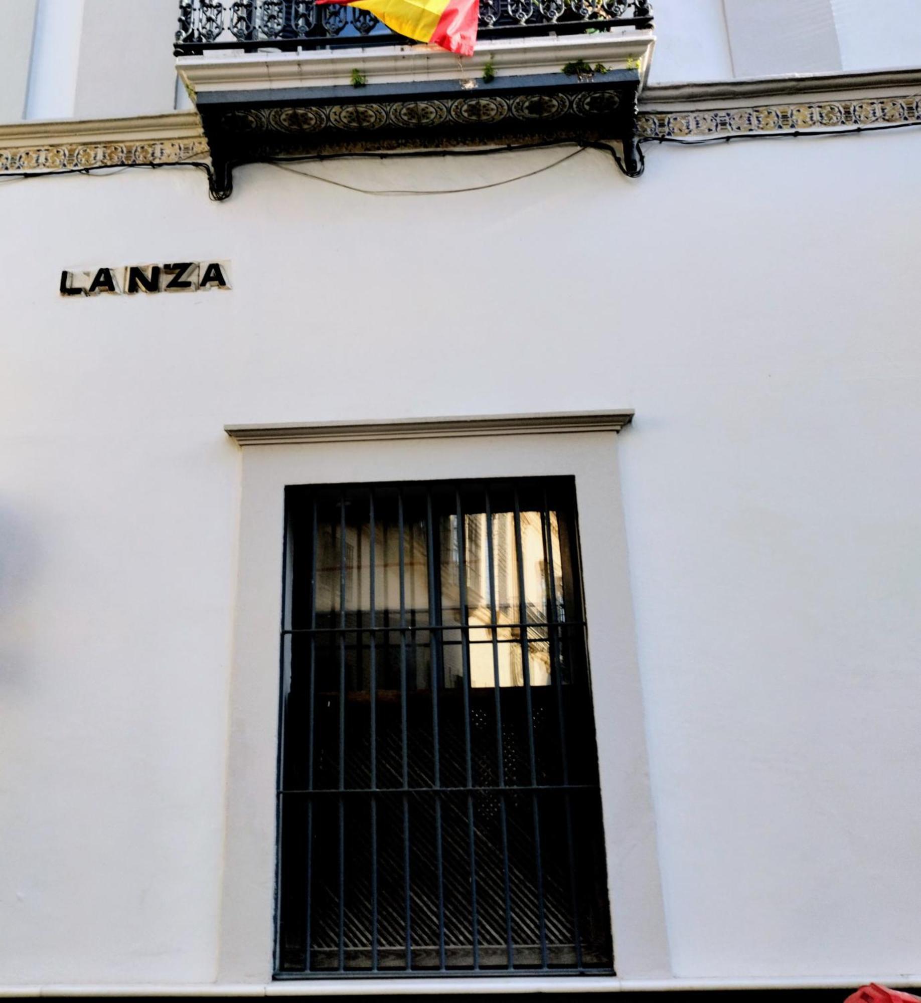 Lanza. En El Corazón De Apartamento *